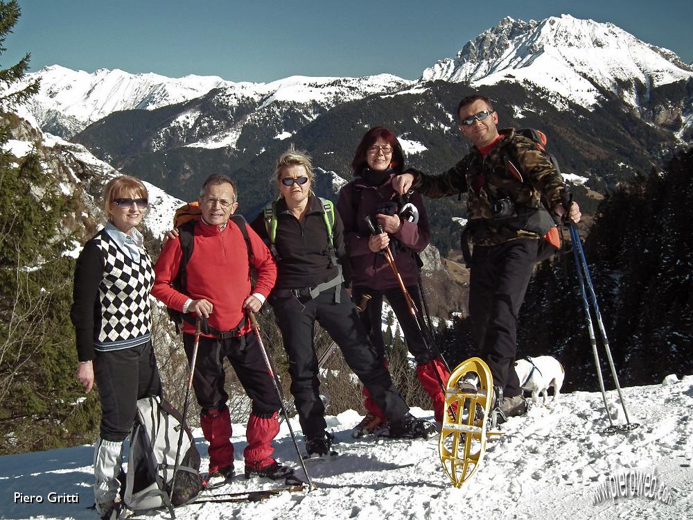 12 Posiamo con lo sfondo del Pizzo Camino.JPG